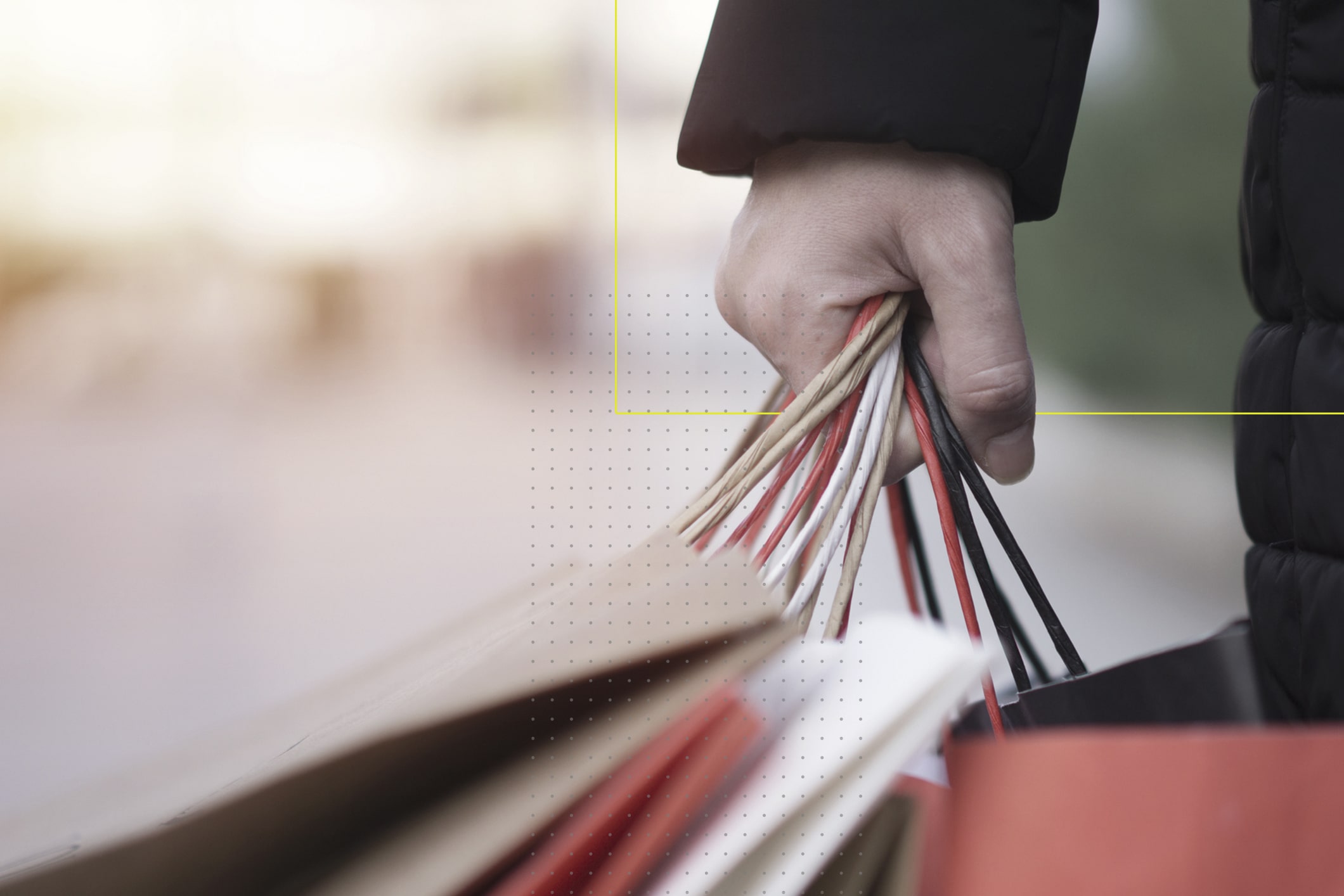 Una persona sujetando las bolsas de los productos que compró durante el Buen Fin.