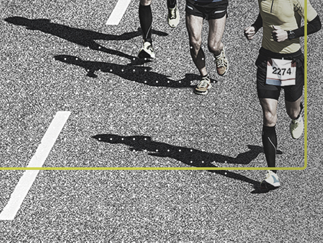 Persona corriendo en una carrera de larga extensión, como un maratón en un día soleado. 