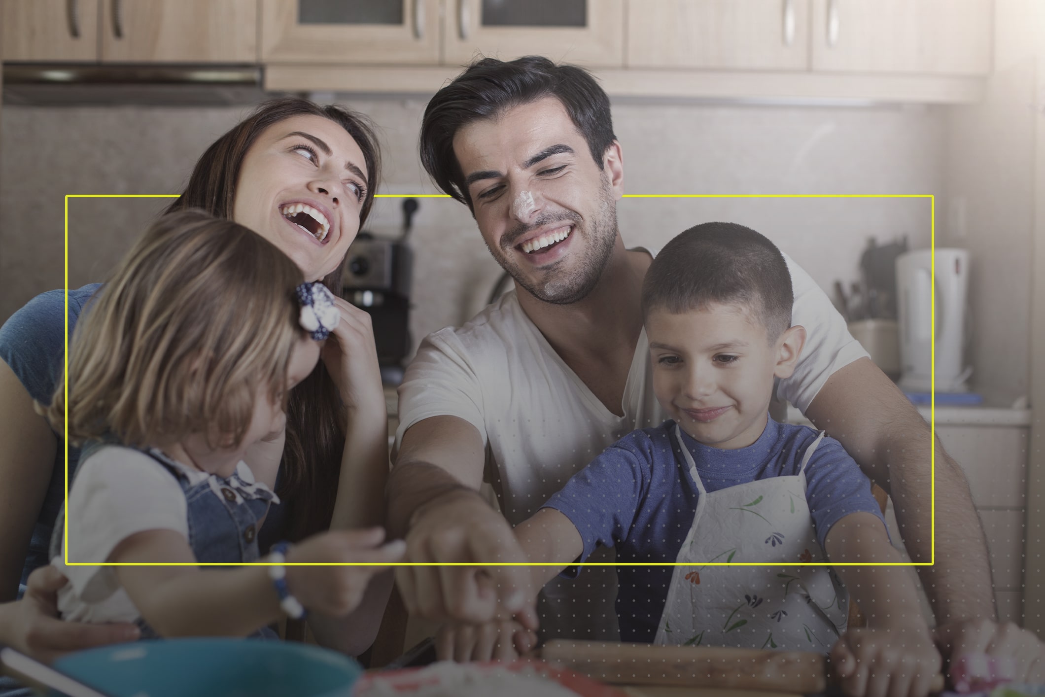 Una familia de 4 miembros, mamá, papá, una niña y un niño. Todos se encuentran cocinando y pasando el tiempo juntos.