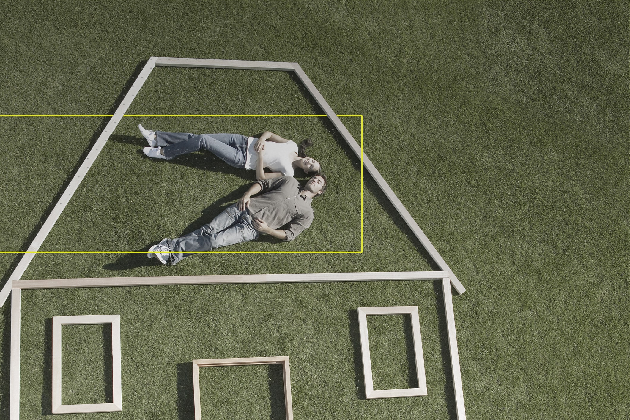 En la imagen se ve a una pareja dentro de la estructura de una casa, lo que representa la analogía de construir tus propósitos.